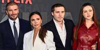 David e Victoria Beckham, ao lado do filho Brooklyn e sua esposa Nicola Peltz, em 2023 Foto: Getty Images / BBC News Brasil
