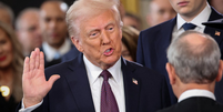 Trump com a palma da mão levantada durante posse do seu segundo mandato como presidente dos EUA  Foto: Reuters / BBC News Brasil