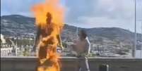  Foto: Reprodu&ccedil;&atilde;o - Legenda: Jovem ateia fogo em est&aacute;tua do Cristiano Ronaldo, na Ilha da Madeira / Jogada10