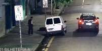 Viatura da polícia persegue quarteto após ato de vandalismo  Foto: Reprodução