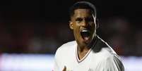 Gustavo Santana comemora o terceiro gol tricolor - Foto: Rubens Chiri / São Paulo FC / Jogada10