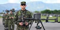 Um mulitar operando um drone   Foto: RAUL ARBOLEDA/AFP via Getty Images / BBC News Brasil