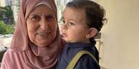 Nawal Abujayyab com o neto, Elias, de 10 meses, em São Paulo; ela conseguiu sair de Gaza após dois anos de guerra e conheceu o primeiro neto, nascido no Brasil  Foto: Arquivo pessoal / BBC News Brasil
