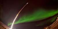 Lan&ccedil;amento de um m&iacute;ssil noturno com aurora polar em uma imagem da NASA Foto: Getty Images / BBC News Brasil