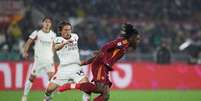 Foto: Paolo Bruno/Getty Images - Legenda: Jogadores de Milan e Roma em disputa de bola no Campeonato Italiano / Jogada10