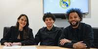 Enzo Alves e Marcelo durante assinatura do contrato do jovem jogador - Foto: Reprodu&ccedil;&atilde;o / Real Madrid / Jogada10