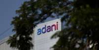 O logotipo do Grupo Adani &eacute; visto na fachada de sua sede corporativa nos arredores de Ahmedabad, &Iacute;ndia, em 21 de novembro de 2024. REUTERS/Amit Dave  Foto: Reuters