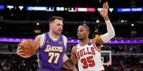 Os Lakers venceram os Bulls com grande atua&ccedil;&atilde;o de Doncic Foto: ( Getty Images) / Sportbuzz