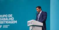 Samir Xaud durante an&uacute;ncio de programa de profissionaliza&ccedil;&atilde;o de arbitragem  Foto: Divulga&ccedil;&atilde;o/Rafael G&oacute;es/CBF