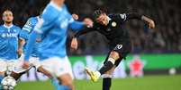 Hojlund controla a bola para o Napoli&nbsp; recebe a carga por tr&aacute;s de Fofana, do Chelsea. Foto: &nbsp; Francesco Pecoraro/Getty Images / Jogada10
