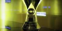 Troféu Campeonato Brasileiro - Foto: Lívia Villas Boas/CBF - Legenda: Brasileirão 2026: Globo e CazéTV participam de mudança no formato do torneio / Jogada10