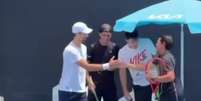 Djokovic com Storck de preto e Bruno Savi, treinador   Foto: Divulga&ccedil;&atilde;o / Esporte News Mundo