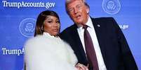 O presidente dos Estados Unidos, Donald Trump, e a rapper Nicki Minaj, juntos no palco da C&uacute;pula Trump Accounts, em Washington DC, no dia 28 de janeiro de 2026  Foto: Getty Images / BBC News Brasil