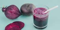 Conhe&ccedil;a os benef&iacute;cios do suco de beterraba  Foto: Freepik