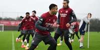 Foto: David Price/Arsenal - Legenda: Jogadores do Arsenal durante treinamento da equipe / Jogada10