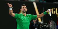 Novak Djokovic venceu Jannik Sinner e garantiu vaga na final do Australian Open Foto: ( Getty Images) / Sportbuzz