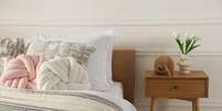 Uma cama de casal com cabeceira s&oacute;lida traz mais estabilidade ao relacionamento amoroso: aposte! Foto: Revista Malu