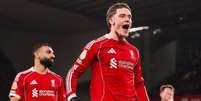 Konat&eacute; celebra o gol marcado na vit&oacute;ria em Anfield &ndash;  Foto: Reprodu&ccedil;&atilde;o/ Instagram / Jogada10