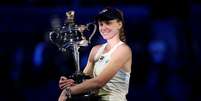 Rybakina segurando trof&eacute;u do Australian Open  Foto: ( Getty Images) / Sportbuzz