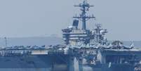 Um grupo de ataque naval liderado pelo porta-avi&otilde;es USS Abraham Lincoln j&aacute; teria chegado ao Oriente M&eacute;dio  Foto: Mike Blake/Reuters / BBC News Brasil
