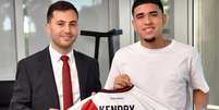 Kendry Paez firmando acordo junto a Stéfano Di Carlo, presidente do clube argentino - Foto: Divulgação / River Plate / Jogada10