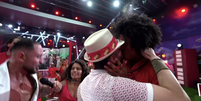 Marcelo e Breno se beijam durante festa do BBB  Foto: Reprodu&ccedil;&atilde;o/Globo
