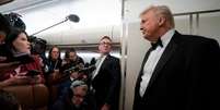 Donald Trump falou a rep&oacute;rteres a bordo do Air Force One, em deslocamento entre Washington e a Fl&oacute;rida. Foto: REUTERS - Nathan Howard / RFI