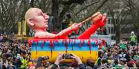 Putin tem sido figura frequente nos carros alegóricos do Carnaval de Jacques Tilly, como o acima, de 2025  Foto: DW / Deutsche Welle