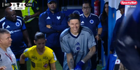 C&aacute;ssio sai do vesti&aacute;rio rindo ap&oacute;s sa&iacute;da inusitada de campo Foto: Reprodu&ccedil;&atilde;o/Youtube/SportyNet