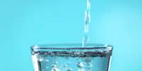 Descubra se faz mal beber &aacute;gua com g&aacute;s todo dia Foto: Freepik