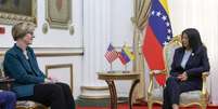 Foto divulgada pela Presid&ecirc;ncia da Venezuela mostra a presidente interina Delcy Rodr&iacute;guez (&agrave; direita) conversando com a nova chefe da miss&atilde;o diplom&aacute;tica dos Estados Unidos na Venezuela, Laura Dogu, durante reuni&atilde;o no Pal&aacute;cio Presidencial de Miraflores, em Caracas, em 2 de fevereiro de 2026.  Foto: AFP - DANIELA MILLAN / RFI