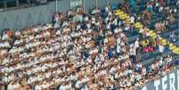 Foto: Reprodu&ccedil;&atilde;o - Legenda: Torcedores do Santos permaneceram sentados e em sil&ecirc;ncio durante o primeiro tempo do cl&aacute;ssico diante do S&atilde;o Paulo / Jogada10