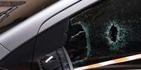 Tiros estouraram os vidros do carro utilizado pelos suspeitos.  Foto: Daniel Teixeira/Estadao / Estadão