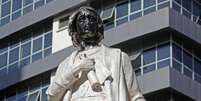 Est&aacute;tua de Crist&oacute;v&atilde;o Colombo sem o nariz e pintada de preto em protesto na Bol&iacute;via em 2021  Foto: ANSA / Ansa - Brasil