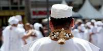 Adornos na cabe&ccedil;a e roupas brancas como s&iacute;mbolo de pureza s&atilde;o alguns dos elementos de religi&otilde;es afro-brasileiras influenciados pelo islamismo, dizem pesquisadores  Foto: Getty Images / BBC News Brasil