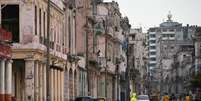 Imagem de arquivo mostra uma rua de Havana em 7 de janeiro de 2025. Milhares de cubanos vivem as consequ&euml;ncias de anos de crise econ&ocirc;mica, embargos e apag&otilde;es.  Foto: AFP - YAMIL LAGE / RFI