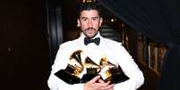 Bad Bunny com estatuetas conquistadas no Grammy 2026  Foto: Matt Winkelmeyer/Getty Images for The Recording Academy / Rolling Stone Brasil