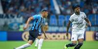 Carlos Vin&iacute;cius mostra que ser&aacute; um "9" infernal no Brasileir&atilde;o - Foto: Lucas Uebel/Gr&ecirc;mio / Jogada10
