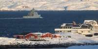 O navio HDMS Ejnar Mikkelsen da Marinha Dinamarquesa patrulha em 20 de janeiro de 2026 perto de Nuuk, na Groenlândia  Foto: Getty Images / BBC News Brasil