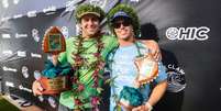 Callum Robson e Morgan Cibilic ap&oacute;s a final em Pipeline   Foto: Tony Heff/World Surf League / Esporte News Mundo