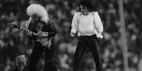 Um dos marcos foi Michael Jackson, que se apresentou em 1993 e redefiniu o padrão de produção, transformando o intervalo em um show principal dentro da final da NFL – depositphotos.com / ProShooter  Foto: Giro 10