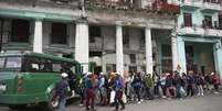 Cubanos fazem fila para embarcar em um micro-&ocirc;nibus de transporte privado em Havana, em 6 de fevereiro de 2026.  Foto: AFP - YAMIL LAGE / RFI