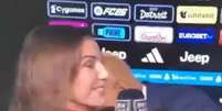 Foto: Reprodu&ccedil;&atilde;o - Legenda: T&eacute;cnico da Juventus beija rep&oacute;rter em entrevista ap&oacute;s empate com a Lazio / Jogada10