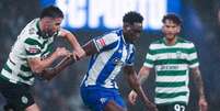 Foto: Divulga&ccedil;&atilde;o / Porto - Legenda: Jogadores de Porto e Sporting em disputa de bola no Est&aacute;dio do Drag&atilde;o / Jogada10
