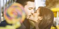 Conhe&ccedil;a os riscos de beijar na boca de desconhecidos no Carnaval  Foto: Freepilk