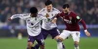 Foto: Justin Setterfield/Getty Images - Legenda: Jogadores de West Ham e Manchester United em disputa de bola na Premier League / Jogada10