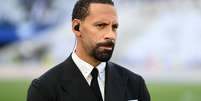 Rio Ferdinand hoje trabalha como comentarista de TV - Reprodução Foto: Jogada10