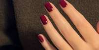 O esmalte granada tem um novo concorrente: esta &eacute; a cor de unhas que triunfa em 2026 entre as mulheres elegantes; &eacute; mais fresca e rejuvenescedora. Foto: Reprodu&ccedil;&atilde;o/Instagram, @biosculptureuki / Purepeople