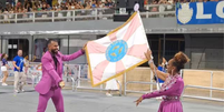 Casal de mestre-sala e porta-bandeira da Rosas de Ouro durante ensaio  Foto: Reprodução/Instagram