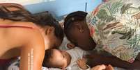 Carol Peixinho e Thiaguinho derretem f&atilde;s ao aparecer com o filho  Foto: Reprodu&ccedil;&atilde;o Instagram / Contigo